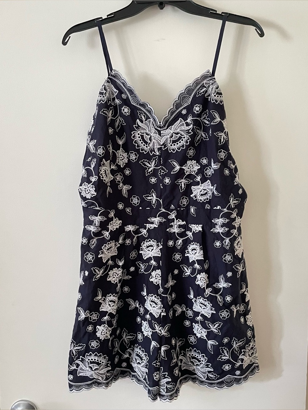 Alter’d State Women’s Size Large Navy/White Floral Lace-Trim Romper
